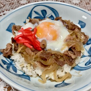 つゆだくで食べたい❗️オン・ザ・とろっと温玉☆牛丼